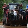 Comment ce « héros au bulldozer » a sauvé plus de 100 personnes d’inondations meurtrières en un jour