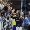 Wie neemt het voortouw in de strijd tegen racisme in de voetbalstadions?