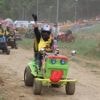 Quelle est cette course folle où les pilotes s’affrontent 24 h sur des tondeuses ? On vous raconte