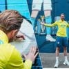 De kers op de taart: Kevin De Bruyne bezoekt én signeert muurschildering van hem in centrum van Manchester