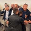 Amerikaanse senator tegen de grond gewerkt en gehandboeid tijdens persconferentie over protesten in Los Angeles