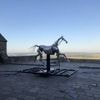 Le cheval de métal Zeus, égérie des Jeux olympiques de Paris, hélitreuillé sur le Mont Saint-Michel