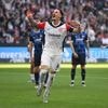 Neuer Vertrag: Bericht: Nationalspieler Koch bleibt bei Eintracht Frankfurt