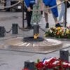 Un homme allume sa cigarette sur la tombe du Soldat inconnu, son titre de séjour va lui être retiré