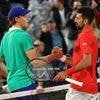 Sinner klopt Djokovic na drie spannende sets en vervoegt Alcaraz in finale