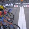Een wiel verschil: Mads Pedersen rondt demonstratie van Lidl-Trek af en houdt Wout van Aert van ritwinst en eerste roze trui