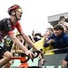 Arensman zorgt met indrukwekkende solo voor Nederlandse zege in loodzware Pyreneeënrit