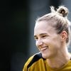 ‘Missie Miedema’ op schema richting EK, zelfs fysio ging mee op vakantie: ‘Hij kon tussendoor lekker windsurfen’