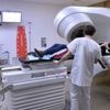 Cancer : le secteur de la radiothérapie réalise-t-il vraiment des "marges énormes" ?