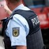 Notfall: Mädchen legen Schild auf Bahngleise - Notbremsung von Zug