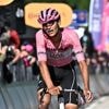 Slagveld in zware Giro-rit: leider Del Toro kraakt, Ayuso en Arensman verliezen veel tijd, Roglic naar huis