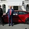 Aandeel Tesla ruim 8 procent lager na gekibbel tussen Musk en Trump