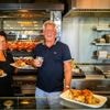 ‘Hier weet je pas wat heet is’: Nicolle en Walther runnen snackbar op een van de heetste plekken van de stad