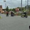 KIJK. Levensgevaarlijke taferelen: fietsers en brommers negeren gesloten spooroverweg aan Gentse grens