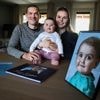 Wiegendood neemt Tessa weg bij ouders Joyce en Bart: ‘Ze droeg nog een truitje met ‘Ik word grote zus’ erop’