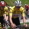 Tadej Pogacar verdedigt gele trui in koninginnenrit, eerste Alpenreus achter de rug