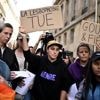 Suicide d’une enseignante victime d’homophobie : une centaine de personnes manifestent à Paris