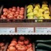 Plus de 30% des fruits et légumes consommés en Suisse contiennent des traces d'additifs de pneus, "même dans des lieux très éloignés du trafic routier"