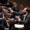 Petr Popelka dirigiert die Staatskapelle: Riesenspaß in der Philharmonie