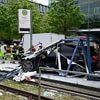 Drei Schwerverletzte: Auto fährt in München in Haltestelle