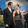 Dua Lipa bevestigt verloving met acteur Callum Turner