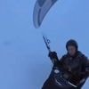 Chine : un parapentiste aspiré par un nuage à 8500 mètres d'altitude