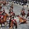Défilé du 14-Juillet : un cheval de la garde républicaine chute pendant la parade militaire