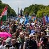 „Deutschland steht auf“: Hunderte Menschen mit Friedensfahnen ziehen durch Berlin