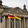 Tag gegen Homophobie: Regenbogenflagge auf dem Bundestag am 17. Mai - nicht am CSD