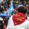 I manifestanti sfidano il divieto e cantano "Bella ciao"