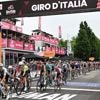 Olav Kooij klopt Casper van Uden in sprintetappe na goed werk van Wout van Aert