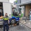 Ravage bij tankstation langs A1 doordat vrachtwagenchauffeur onwel raakt
