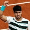 Carlos Alcaraz conserve son titre à Roland-Garros après avoir renversé Jannik Sinner au terme de la plus longue finale de l'histoire à Paris
