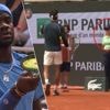 “Dit is lachwekkend”: tennisser Musetti trapt bal tegen lijnrechter op Roland Garros en ontsnapt aan diskwalificatie