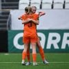 Nederlandse voetbalsters onder 17 voor het eerst Europees kampioen