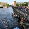 Demo an Berliner Museumsinsel: Protest-Schwimmen gegen Badeverbot in der Spree
