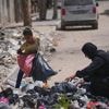 KIJK. Schrijnende beelden tonen harde realiteit van de hongersnood in Gaza: moeder zoekt met negenjarige dochter tussen vuilnis naar eten
