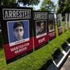 L’administration Trump place des « mugshots » d’immigrants sur la pelouse de la Maison-Blanche