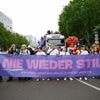 "Hallo, Zirkus!": Zehntausende feiern den CSD - und protestieren gegen Merz