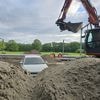 Vergeten auto zorgt voor opmerkelijke situatie op bouwplaats: ‘We hebben er maar omheen gewerkt’