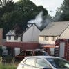 À Fougères, un feu de poubelle se propage à une habitation, le toit détruit par les flammes