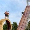 « La tête à l’envers » : un groupe d’amis construit un toboggan aquatique de 12 m dans un jardin